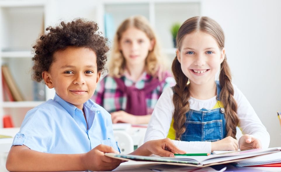 Incluir as crianças com autismo na escola é papel de todos, professores, ATs e família.